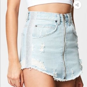LF (Never worn!) light wash denim skirt